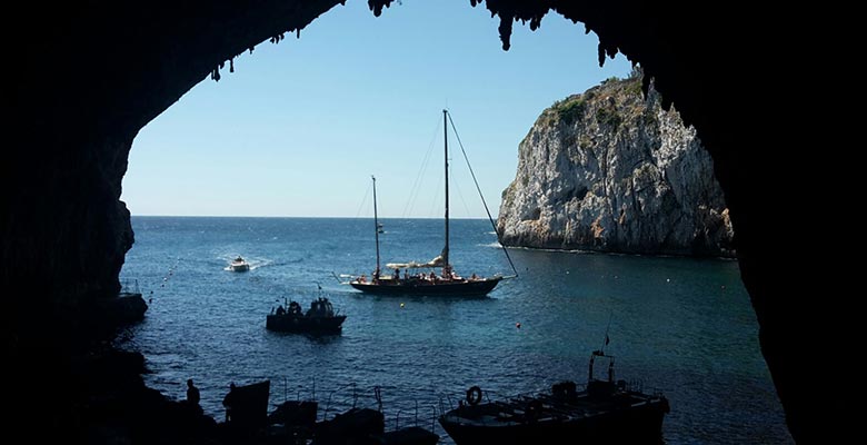 Visit by boat to the Romanelli cave
